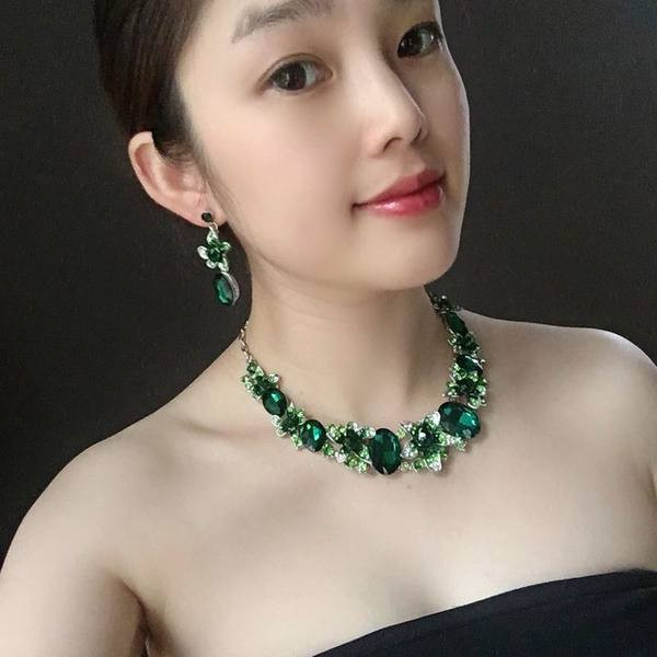 Elegantan ženski set ogrlica i naušnice sa ukrasnim kamenčićima