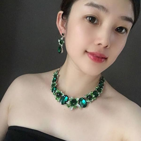 Elegantan ženski set ogrlica i naušnice sa ukrasnim kamenčićima