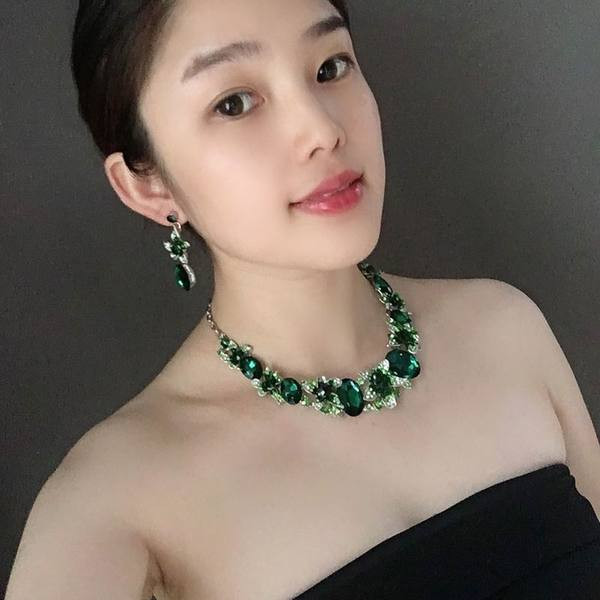 Elegantan ženski set ogrlica i naušnice sa ukrasnim kamenčićima