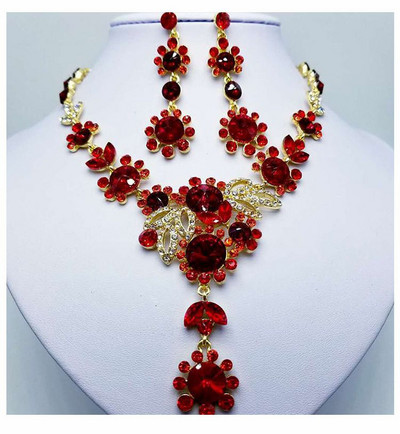 Sieviešu kaklarota un iekarināmi auskari ar krāsainiem akmeņiem