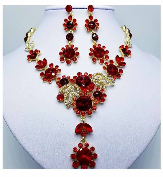 Sieviešu kaklarota un iekarināmi auskari ar krāsainiem akmeņiem