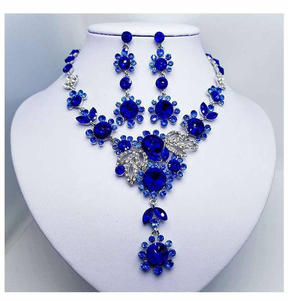 Sieviešu kaklarota un iekarināmi auskari ar krāsainiem akmeņiem