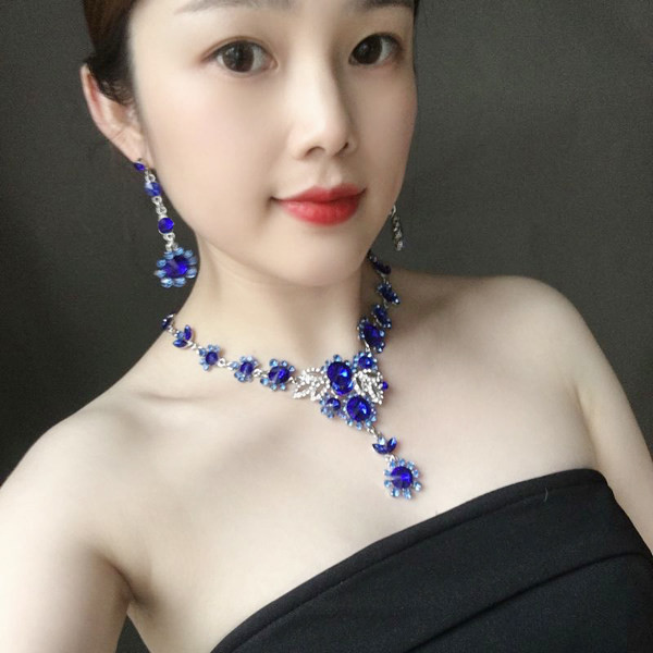 Sieviešu kaklarota un iekarināmi auskari ar krāsainiem akmeņiem