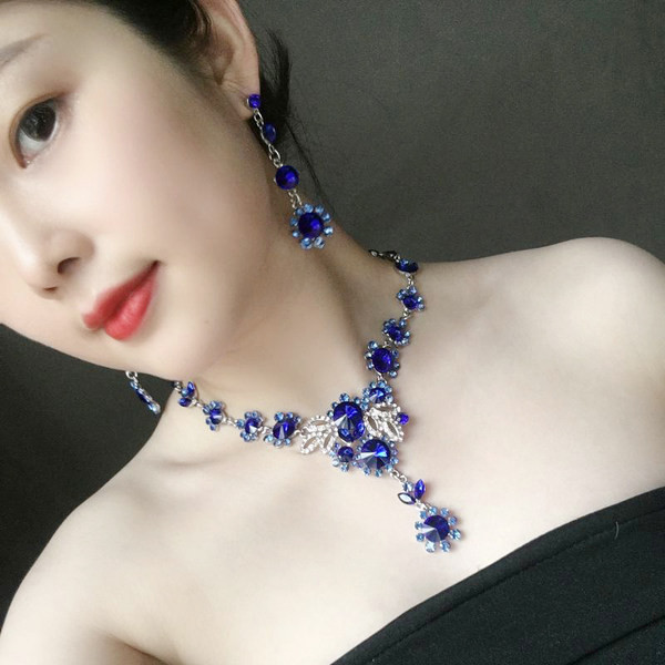 Sieviešu kaklarota un iekarināmi auskari ar krāsainiem akmeņiem