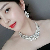 Γυναικείο κομψό σετ κοσμημάτων από κολιέ και σκουλαρίκια με πέτρες