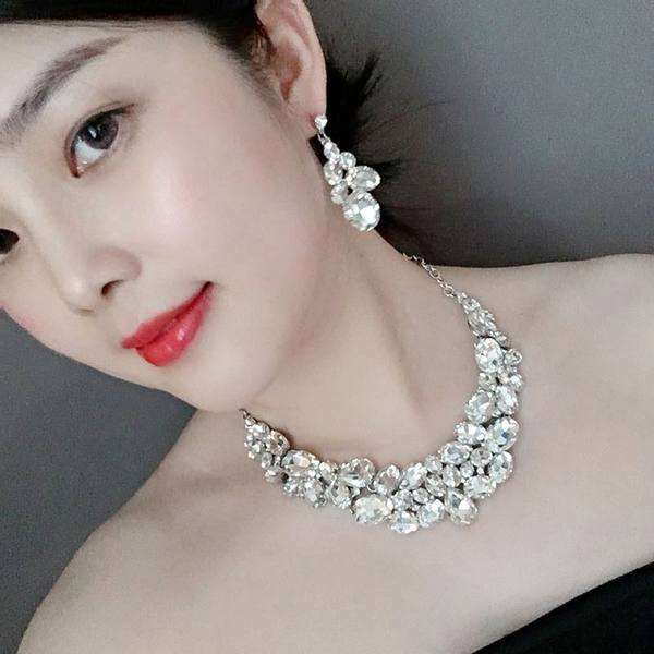 Γυναικείο κομψό σετ κοσμημάτων από κολιέ και σκουλαρίκια με πέτρες