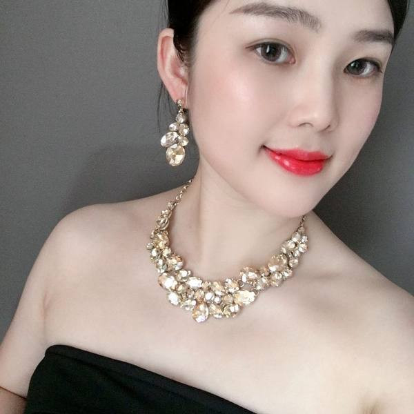 Γυναικείο κομψό σετ κοσμημάτων από κολιέ και σκουλαρίκια με πέτρες