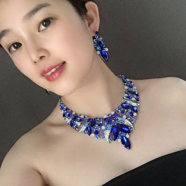 Sieviešu divdaļīgs komplekts ar krāsainiem akmeņiem