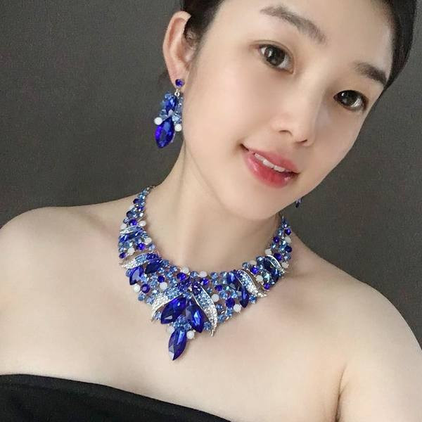 Sieviešu divdaļīgs komplekts ar krāsainiem akmeņiem