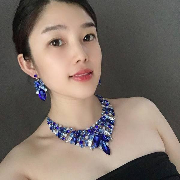 Sieviešu divdaļīgs komplekts ar krāsainiem akmeņiem