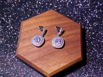 Ženski elegantni set naušnica i ogrlica