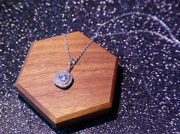 Ženski elegantni set naušnica i ogrlica