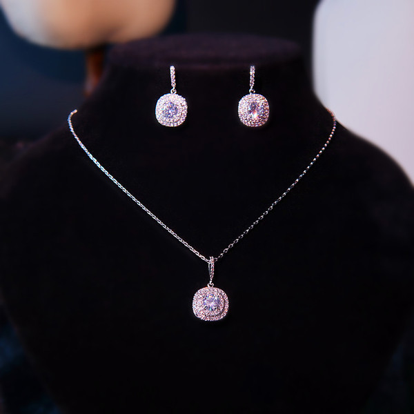 Ženski elegantni set naušnica i ogrlica