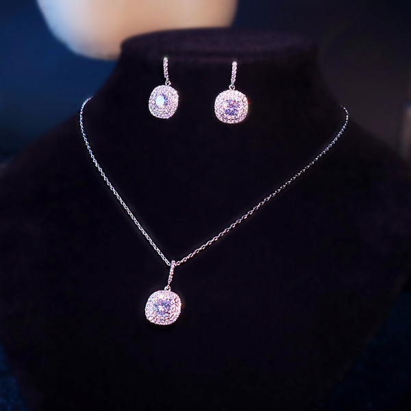 Ženski elegantni set naušnica i ogrlica