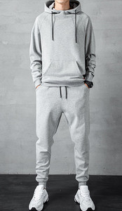 Ανδρικό αθλητικό σετ δύο τεμαχίων με κουκούλα και τσέπη