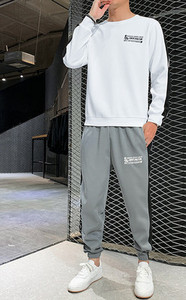 Férfi kéttagú sportcsapat ovális nyakkivágással és logóval