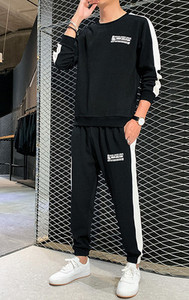 Férfi kéttagú sportcsapat ovális nyakkivágással és logóval