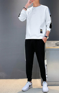 Férfi kéttagú sportcsapat ovális nyakkivágással és logóval