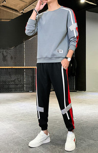 Férfi kéttagú sportcsapat ovális nyakkivágással és logóval