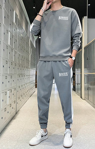 Férfi kéttagú sportcsapat ovális nyakkivágással és logóval