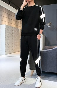 Férfi kéttagú sportcsapat ovális nyakkivágással és logóval