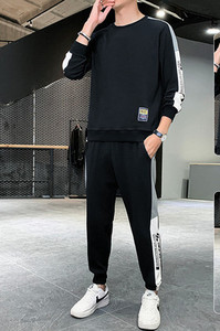 Férfi kéttagú sportcsapat ovális nyakkivágással és logóval