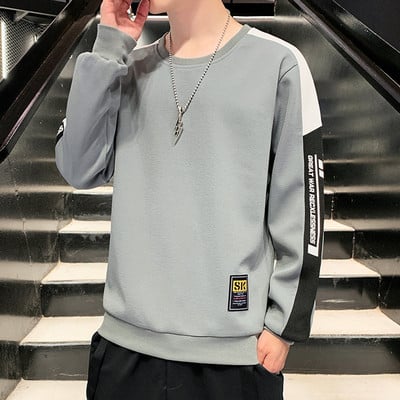 Férfi kéttagú sportcsapat ovális nyakkivágással és logóval