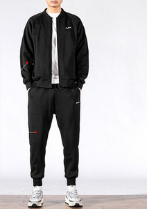 Vīriešu sporta komplekts augšā un apakšā