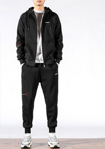 Vīriešu sporta komplekts augšā un apakšā