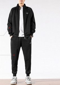 Vīriešu sporta komplekts augšā un apakšā