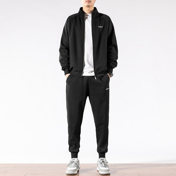 Vīriešu sporta komplekts augšā un apakšā