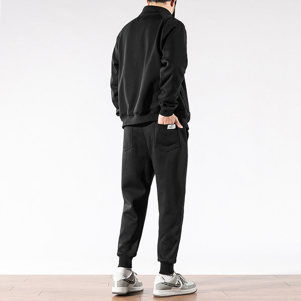 Vīriešu sporta komplekts augšā un apakšā