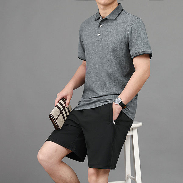 Alkalmi férfi szett galléros pólóból és rövidnadrágból