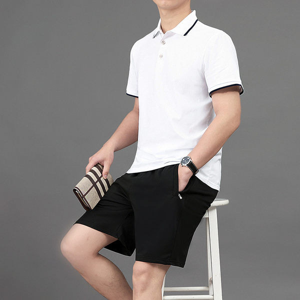 Alkalmi férfi szett galléros pólóból és rövidnadrágból