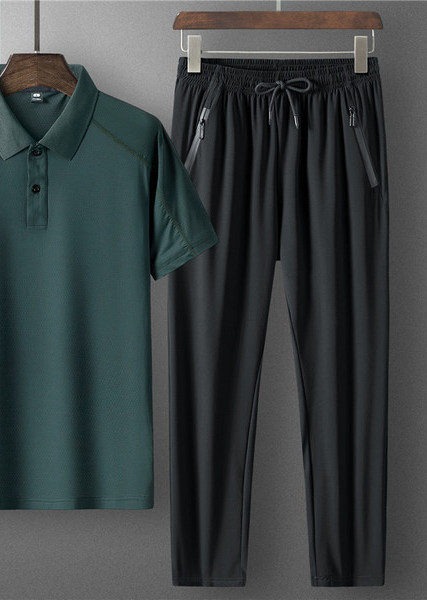 Férfi kétrészes sportruha galléros blúzzal és nadrággal