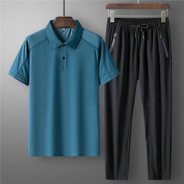 Férfi kétrészes sportruha galléros blúzzal és nadrággal