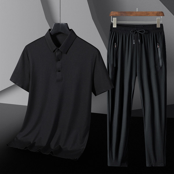 Sportos kétrészes szett rövid ujjú blúzzal és fűzős alsókkal