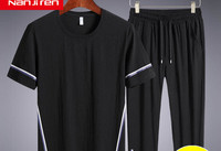 Ikdienas vīriešu T-krekls un apģērbs apakšā