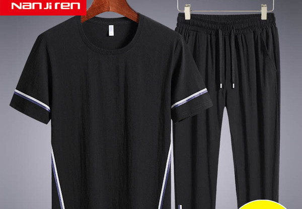 Ikdienas vīriešu T-krekls un apģērbs apakšā