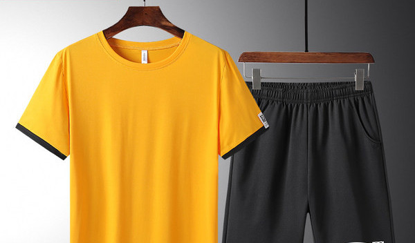 Vīriešu sporta vasaras tērps ar ovālu kakla T-kreklu un šortiem