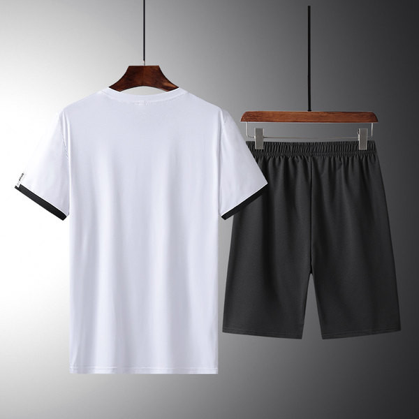 Vīriešu sporta vasaras tērps ar ovālu kakla T-kreklu un šortiem