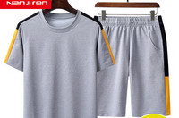 Jauna modeļa vīriešu sporta komanda, kas piemērota vasarai