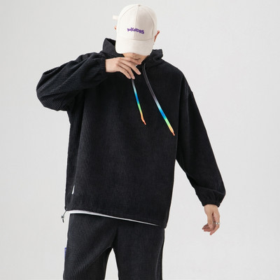 Ikdienas vīriešu tērps ar sporta kreklu un biksēm