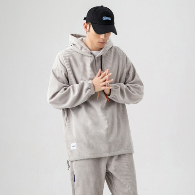 Ikdienas vīriešu tērps ar sporta kreklu un biksēm