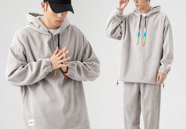 Ikdienas vīriešu tērps ar sporta kreklu un biksēm