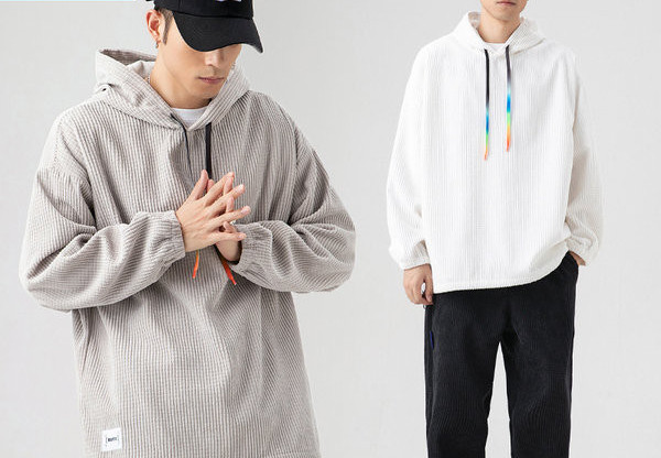 Ikdienas vīriešu tērps ar sporta kreklu un biksēm