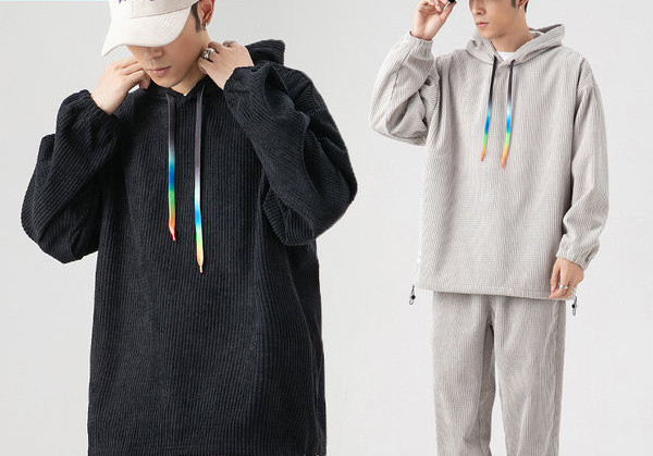 Ikdienas vīriešu tērps ar sporta kreklu un biksēm