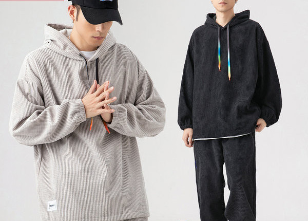 Ikdienas vīriešu tērps ar sporta kreklu un biksēm