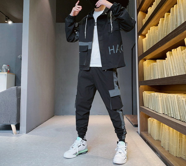 Σπορ ανδρική φόρμα με επιγραφή