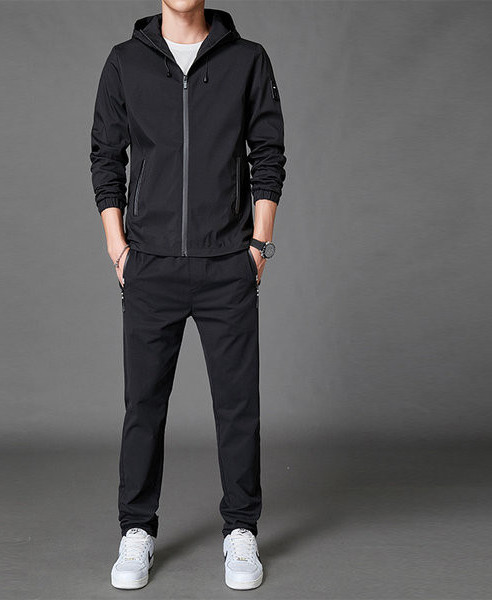 Kétrészes férfi tréningruha kapucnis cipzáras felsővel és zsebes alsókkal